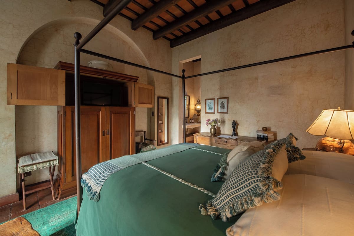 Junior-Zimmer, 1 Queen-Bett, Kamin | Daunenbettdecken, Zimmersafe, individuell dekoriert