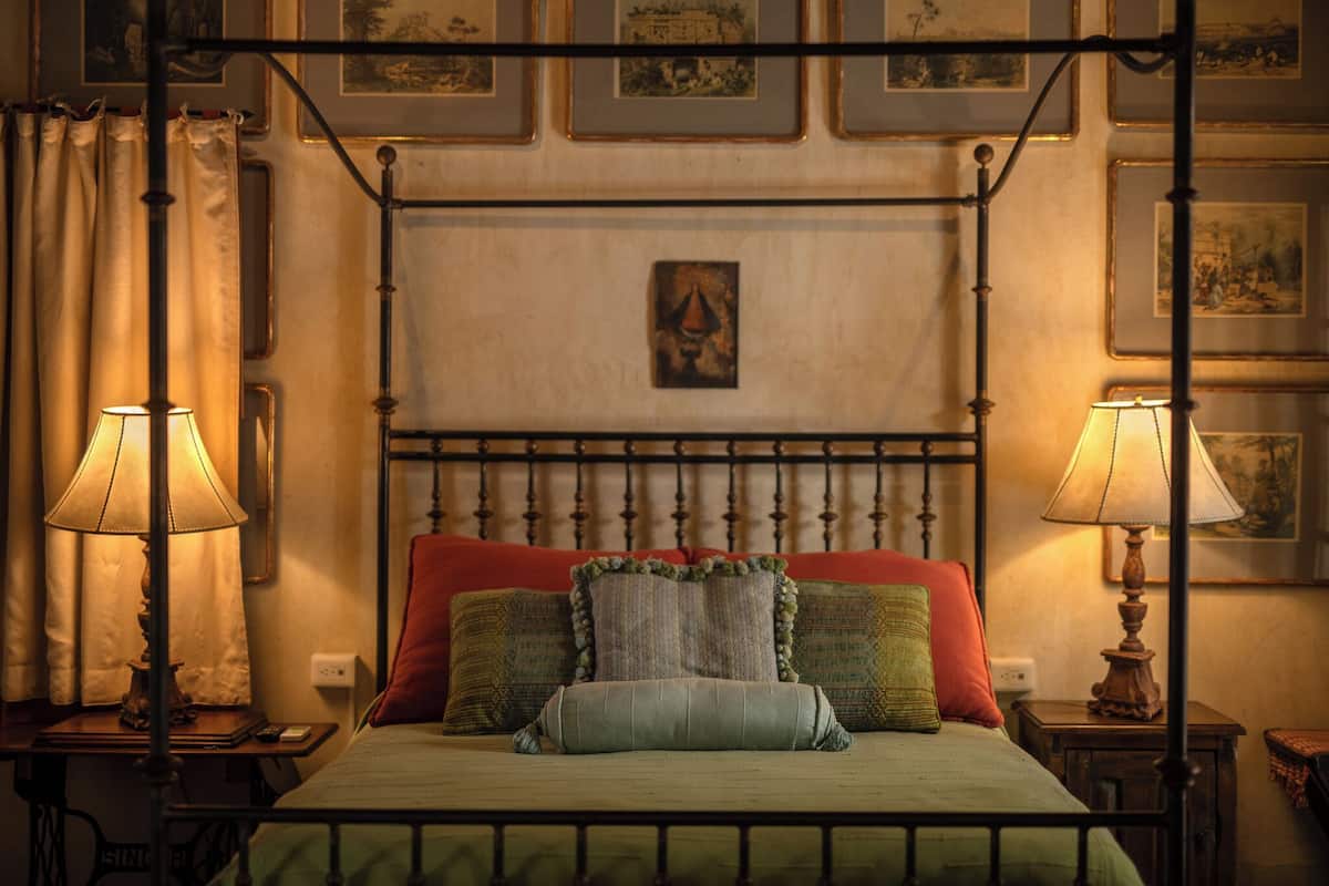 Suite, 1 Queen-Bett, Kamin | Daunenbettdecken, Zimmersafe, individuell dekoriert