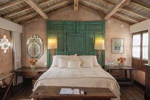 Suite, 1 très grand lit, cheminée, vue montagne | Couette en duvet d'oie, coffres-forts dans les chambres