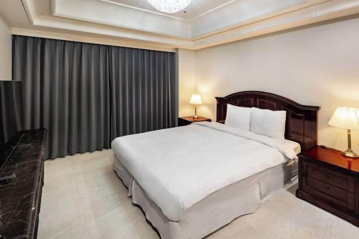 In-room safe, blackout curtains, soundproofing