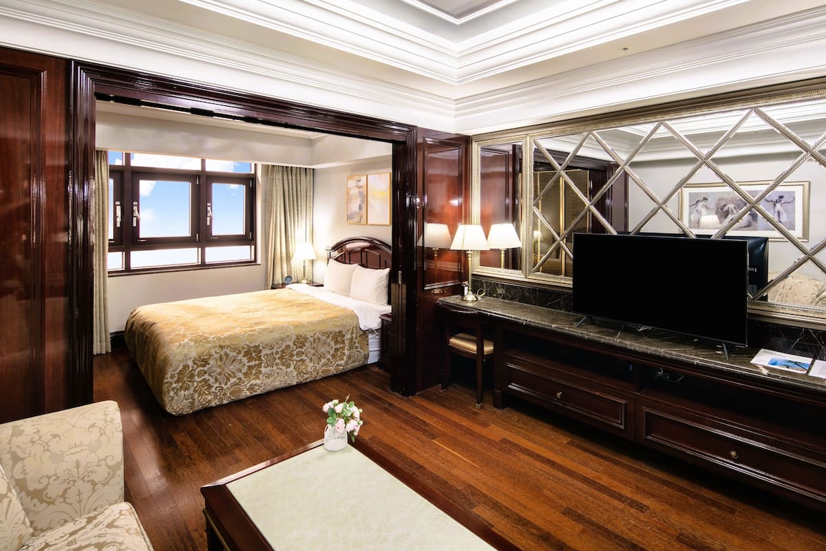 2 bedrooms, in-room safe, blackout curtains, soundproofing