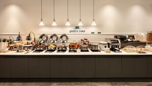 Montaje de bufé con diversos alimentos y equipos de cocina.