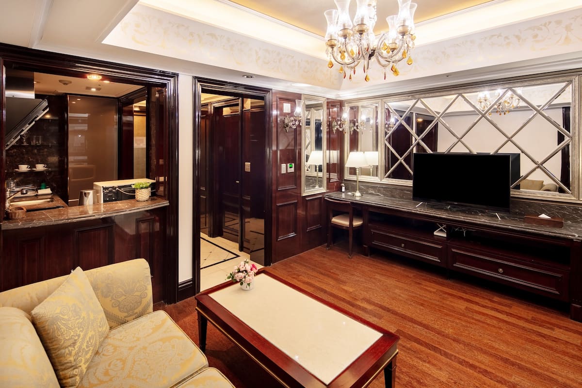 2 bedrooms, in-room safe, blackout curtains, soundproofing