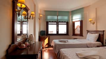 Tabla de planchar con plancha, wifi gratis y ropa de cama