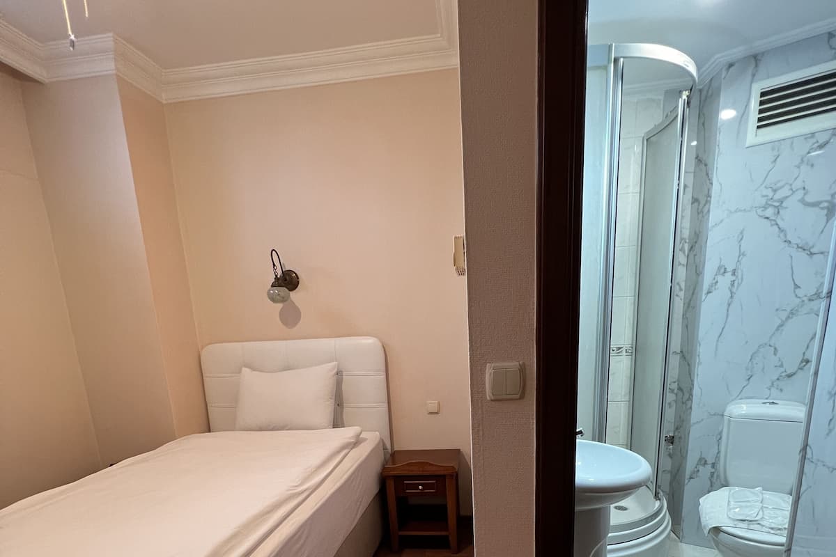 Kamar Single Ekonomi (Basement) | Setrika/meja setrika, Wi-Fi gratis, dan seprai linen