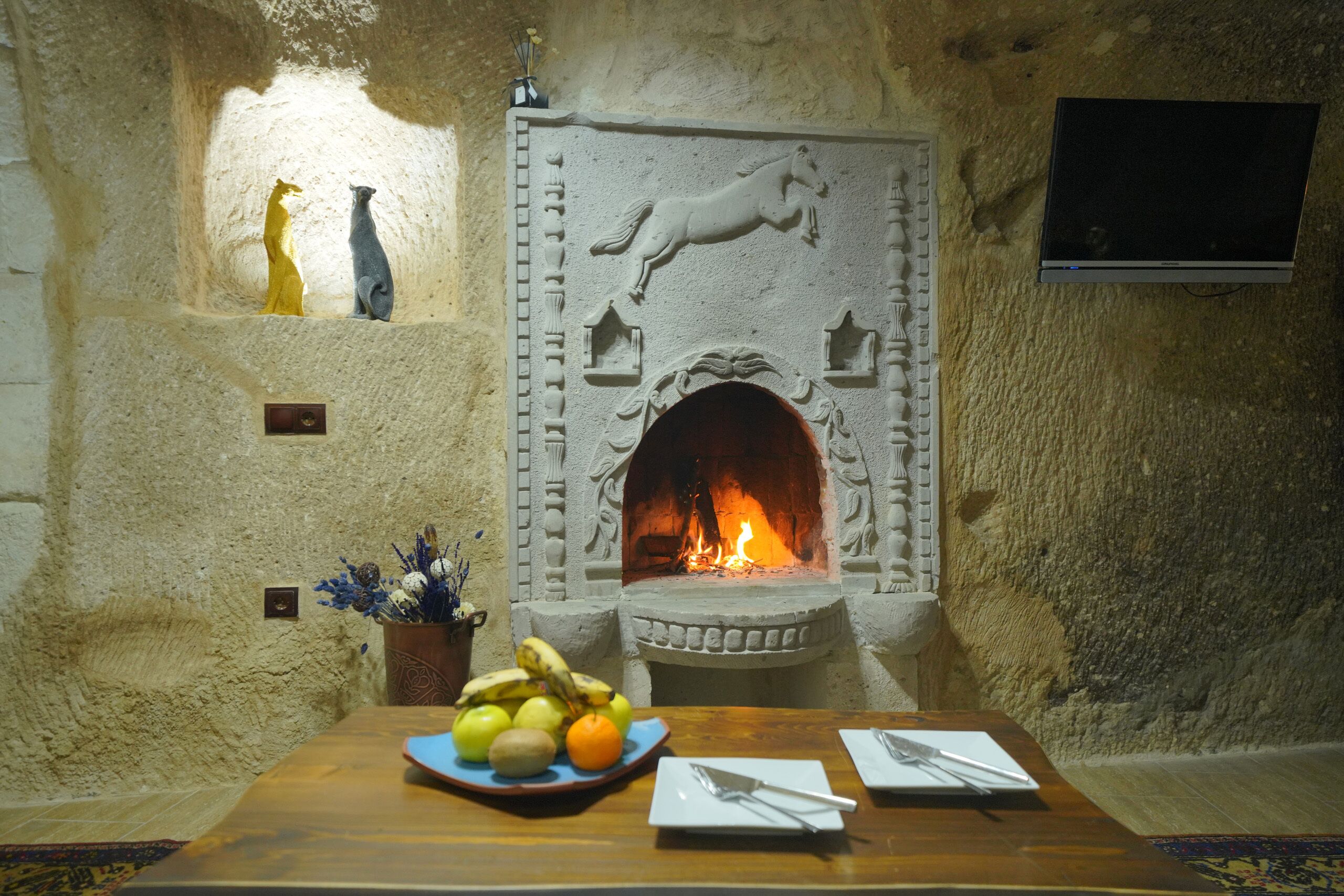 queen cave suite | living area | 32-inch lcd tv with satellite channels, fireplace