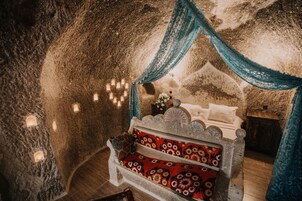 Sultan Cave Suite | Hochwertige Bettwaren, Pillowtop-Betten, Minibar, Zimmersafe