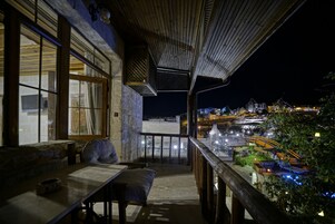 Double Arch Stone  Room | Wohnbereich | 32-Zoll-LCD-Fernseher mit Satellitenempfang, Kamin