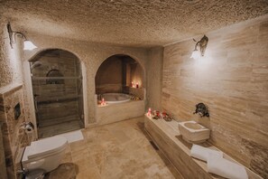 Family Cave  Room | Bộ đồ giường cao cấp, nệm có lớp đệm bông, minibar 