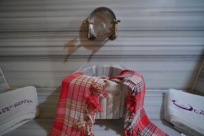 Sultan Cave Suite | Bathroom | Shower, designer toiletries, hair dryer, slippers - Holiday Cave Hotel (Nevsehir)