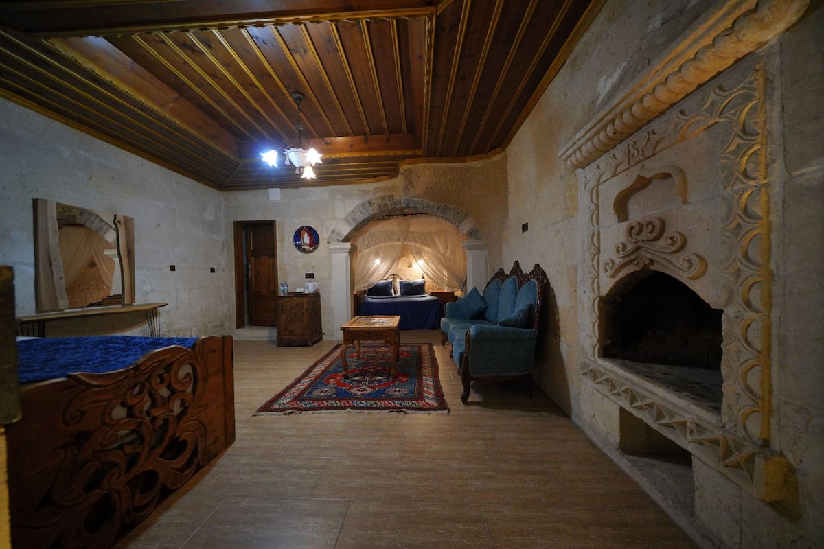 Deluxe Triple Cave Room