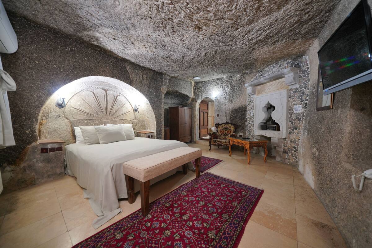 Premium bedding, pillow-top beds, minibar, in-room safe