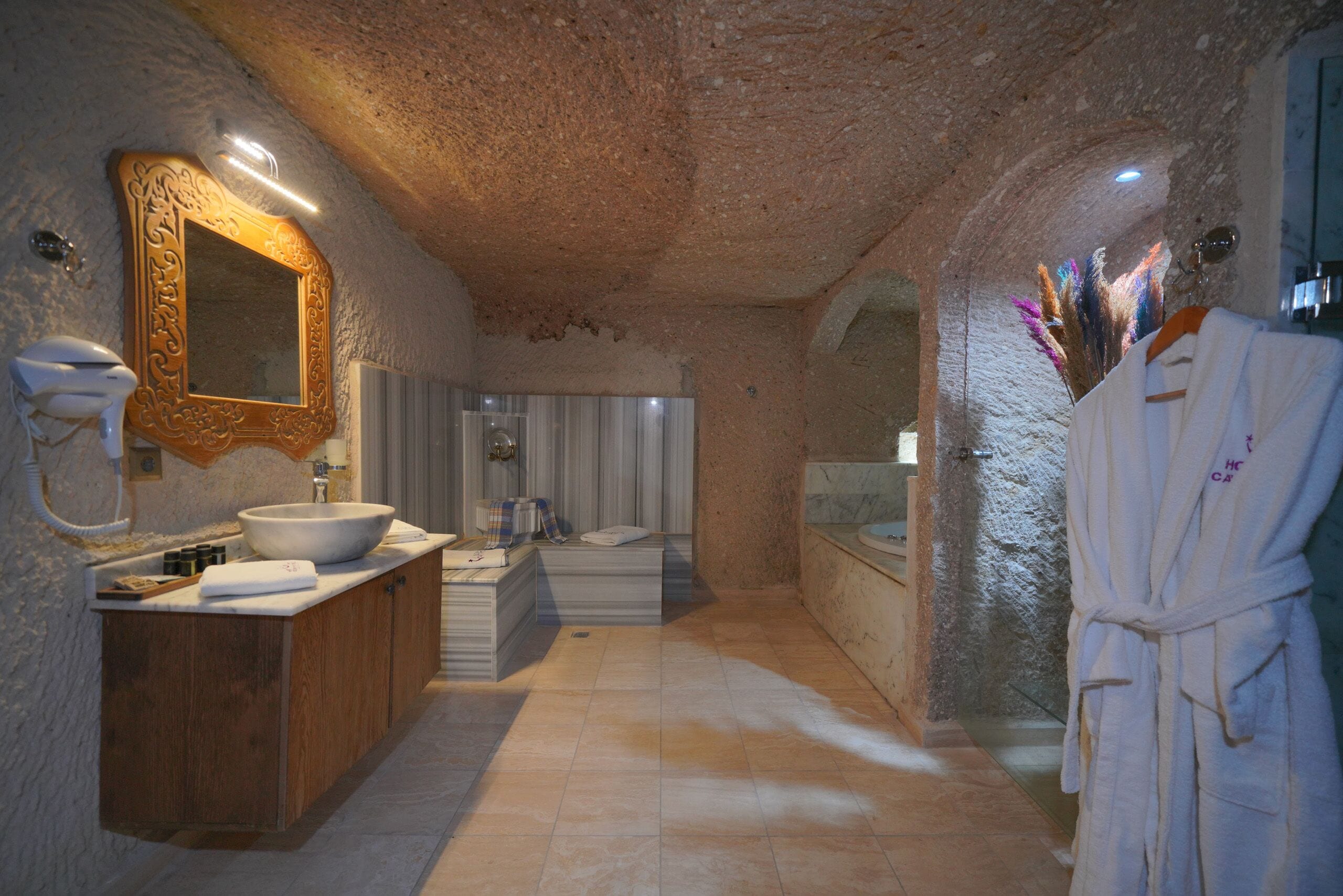 Photo - Holiday Cave Hotel