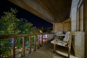 Double Arch Stone  Room | Living area | 32-inch LCD TV with satellite channels, fireplace, books - Holiday Cave Hotel (Nevsehir)