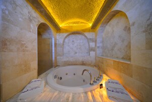 Sultan Cave Suite | Baño | Ducha, artículos de higiene personal de diseño y secador de pelo