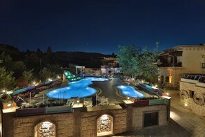 Seasonal outdoor pool, open 8:00 AM to 9:00 PM, pool umbrellas - Holiday Cave Hotel (Nevsehir)