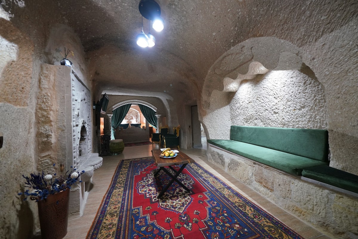 Queen Cave Suite | Living area