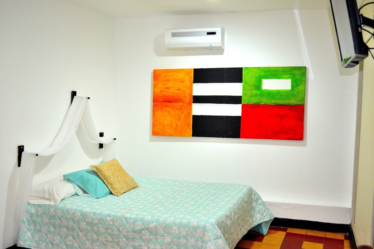 Caixa forta a l'habitació i planxa i posts de planxar