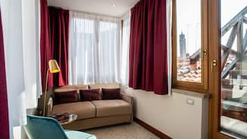 Suite with Terrace | Area soggiorno | TV a schermo piatto