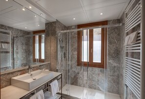 Hair dryer, bidet, towels, soap - Palazzina Fortuny (Venice)
