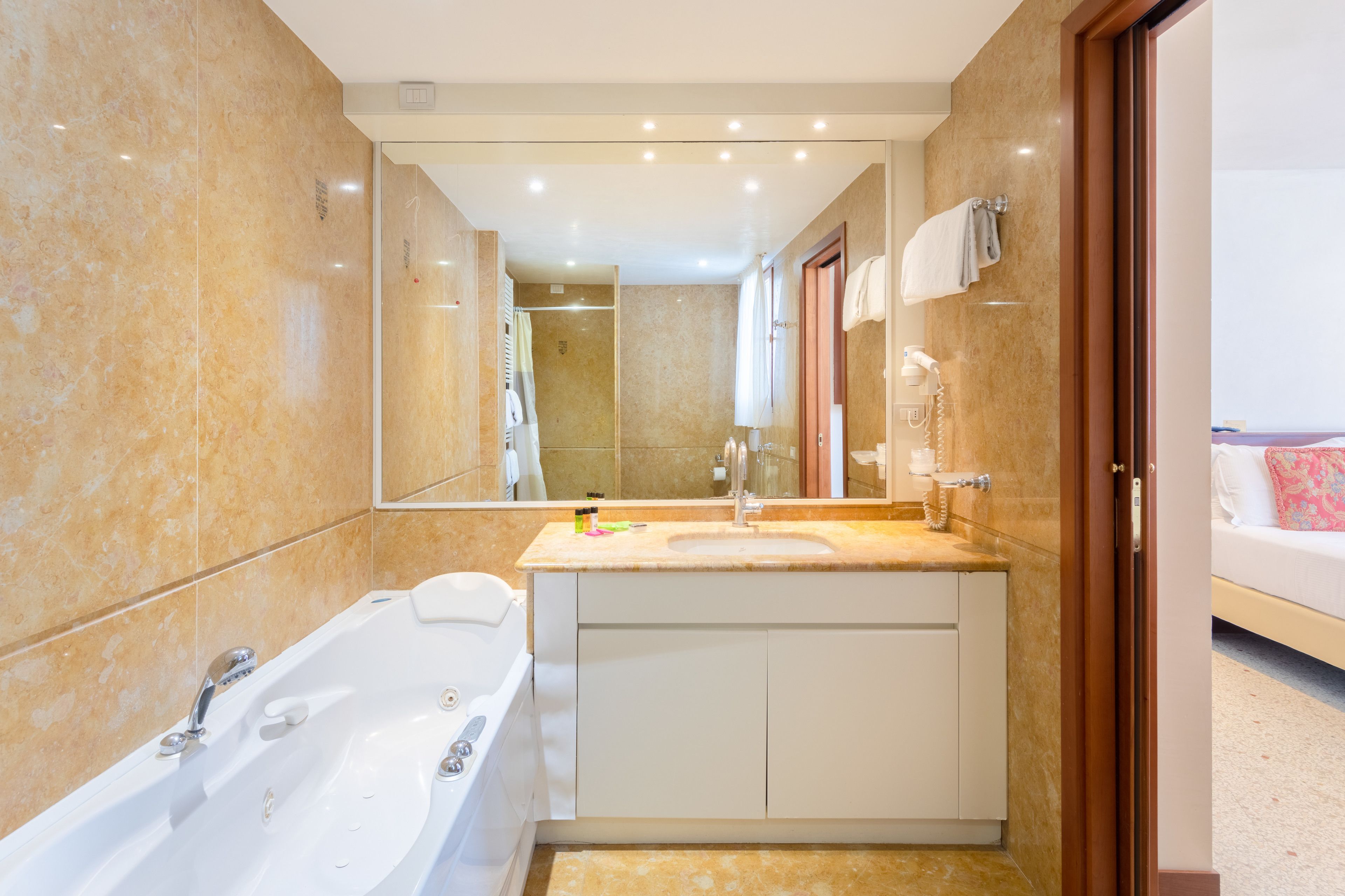 Ein modernes Badezimmer mit Badewanne, Waschbecken und Spiegel.