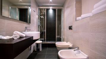 Een haardroger, een bidet, handdoeken