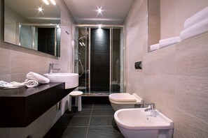 Séchoir à cheveux, bidet, serviettes fournies