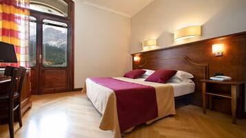 Een kluis op de kamer, een bureau, geluiddichte muren