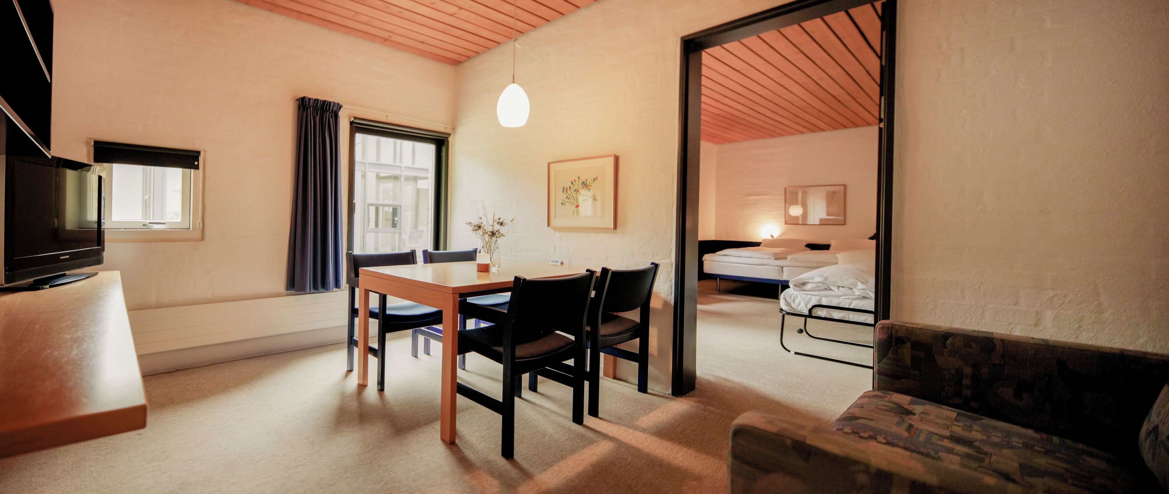 Tirai kedap cahaya, setrika/meja setrika, Wi-Fi gratis, dan seprai linen