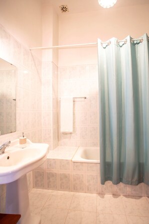 A bathroom with a sink, mirror, and a shower curtain. - Casa da Várzea (Ponte de Lima)