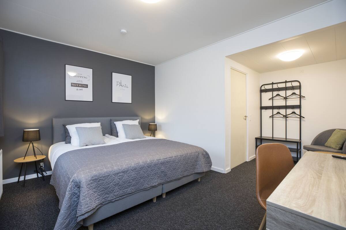 Suite – deluxe, 1 soverom | Allergitestet sengetøy, skrivebord, lydisolert og strykejern/-brett