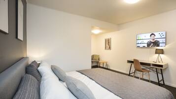 Suite – deluxe, 1 soverom | Allergitestet sengetøy, skrivebord, lydisolert og strykejern/-brett