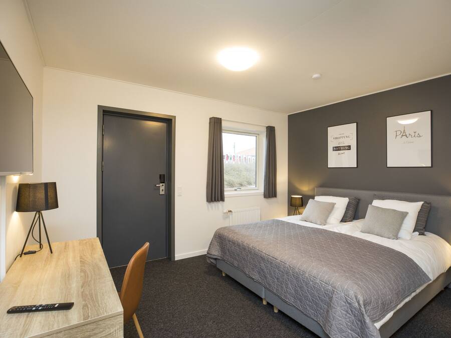Deluxe Suite, 1 Bedroom | Hypo-allergenic bedding, desk, soundproofing, iron/ironing board