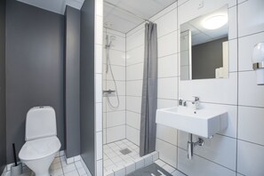 Suite Deluxe, 1 habitación | Baño | Ducha, secador de pelo y toallas