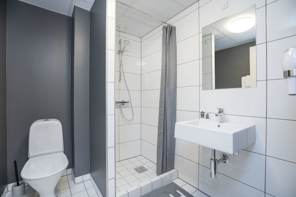 Deluxe Suite, 1 Bedroom | Bathroom
