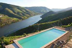 Una piscina al aire libre de temporada