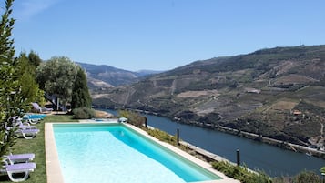 Una piscina al aire libre de temporada