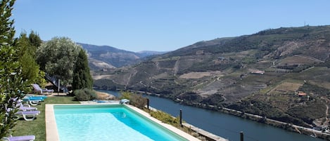 Una piscina al aire libre de temporada