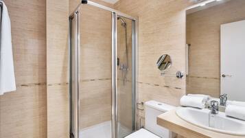 Dusche, umweltfreundliche Kosmetikartikel, Haartrockner, Handtücher