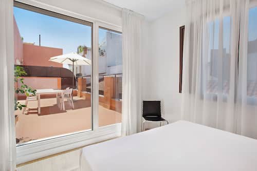 Family Apartment, 2 Bedrooms (Quintuple) | Down duvets, pillow-top beds, in-room safe, individually decorated