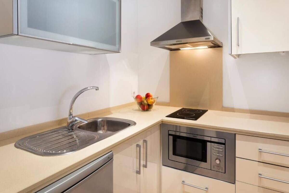 Cocina privada | Cafetera o tetera, frigorífico, microondas y placa de cocina