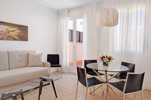 Apartamento familiar, 2 habitaciones (Quintuple) | Edredones de plumas, colchones con acolchado adicional, caja fuerte