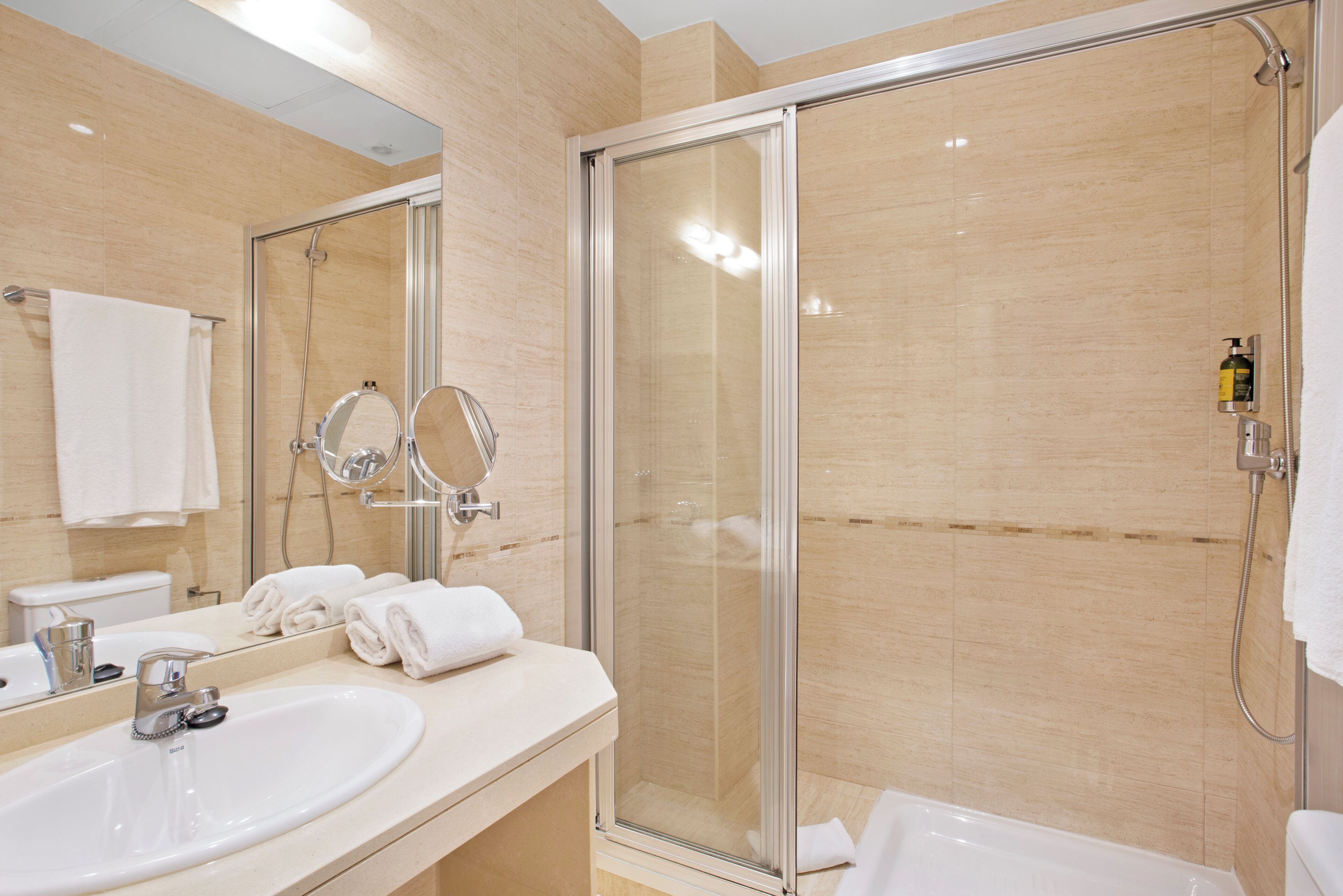Familienapartment, 2 Schlafzimmer (Quintuple) | Badezimmer | Dusche, umweltfreundliche Kosmetikartikel, Haartrockner, Handtücher