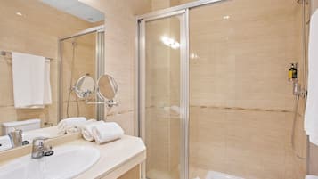 Apartemen Keluarga, 2 kamar tidur (Quintuple) | Kamar mandi | Shower, perlengkapan kamar mandi ramah lingkungan, dan pengering rambut