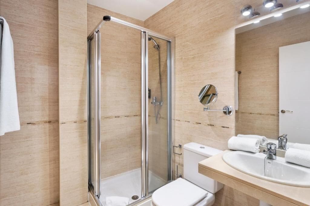Appartamento familiare, 1 camera da letto (Triple) | Bagno | Doccia, articoli per l'igiene personale ecosostenibili, asciugacapelli