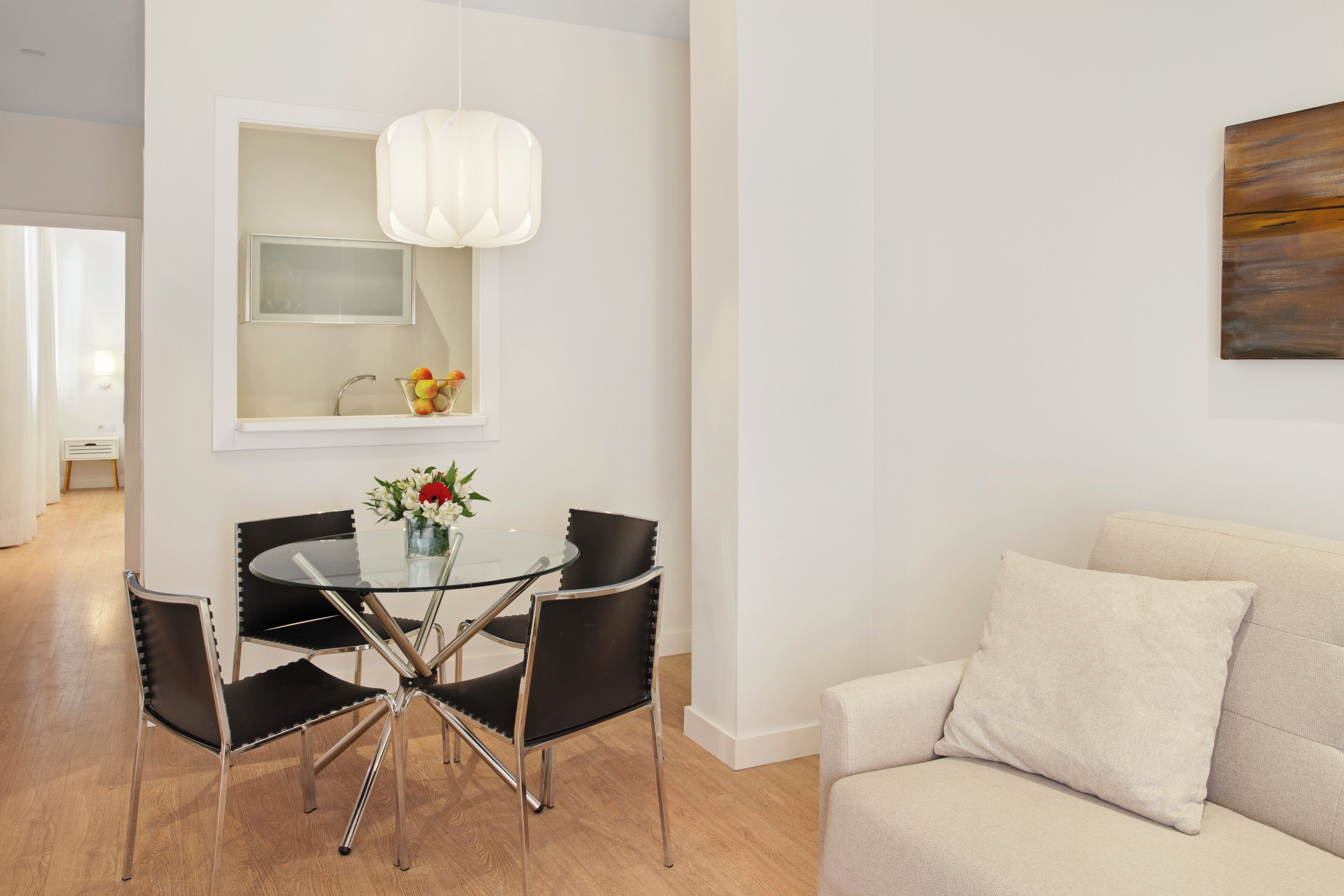 Duntäcken, bäddmadrasser och värdeförvaringsskåp på rummet