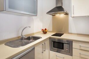 Refrigerador, microondas, placa de cocina, cafetera/tetera