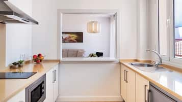 Réfrigérateur, micro-ondes, plaque de cuisson, cafetiÚre/bouilloire