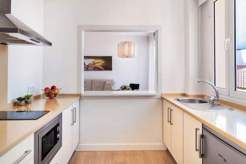 Frigorífico, microondas, placa de cocina y cafetera o tetera
