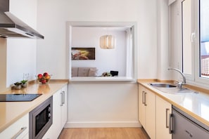 Kühlschrank, Mikrowelle, Herdplatte, Wasserkocher mit Kaffee-/Teezubehör